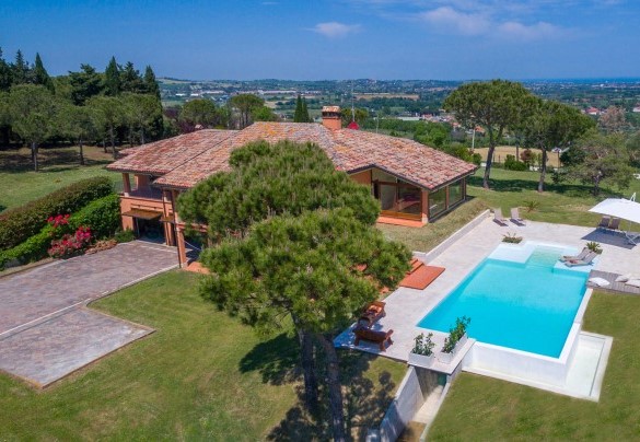 The farmhouse, situated at the top of the hill, also has a sea view - Villa California