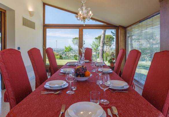 The spacious side veranda allows you to enjoy meals in company - Villa California