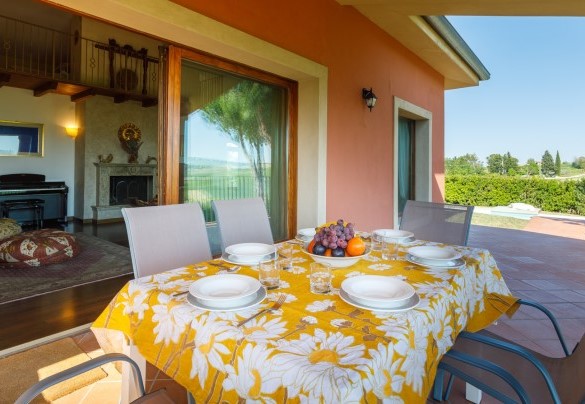 The porch is directly connected to the living room - Villa California