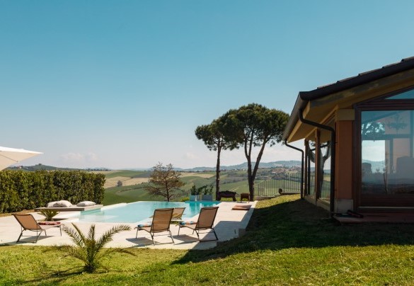 The breathtaking panorama of the Romagna hills surrounds the pool - Villa California