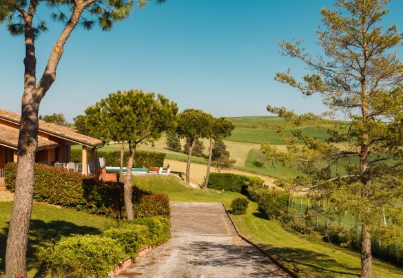 The driveway allows parking for several cars - Villa California
