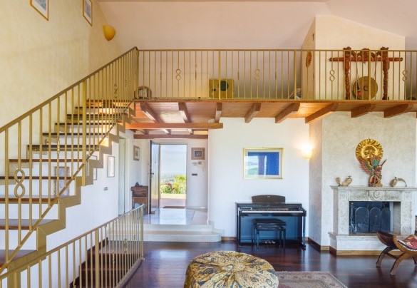 Villa main entrance and the loft (available on request) - Villa California