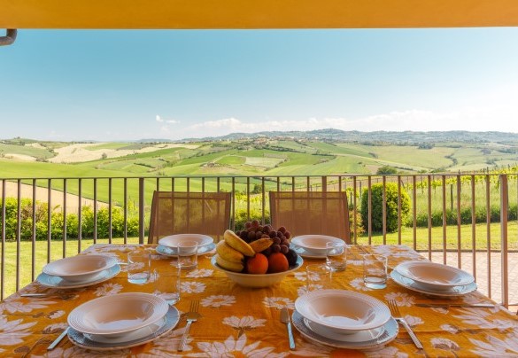 The porch guarantees lunches and dinners enveloped by a spectacular view - Villa California