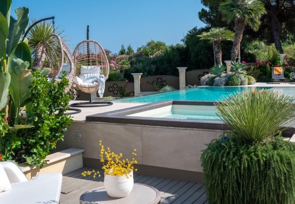 The swimming pool and Jacuzzi – Villa Callari