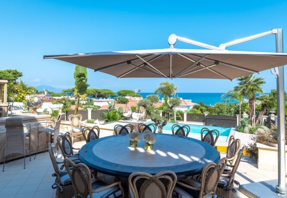Elegant tables and sofas furnish the garden around the house and invite you to enjoy the view and the sea breeze – Villa Callari