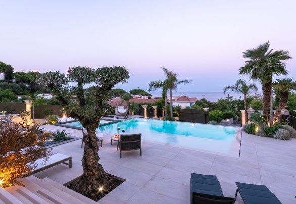 The lights of the sunset envelop the villa in a unique atmosphere – Villa Callari