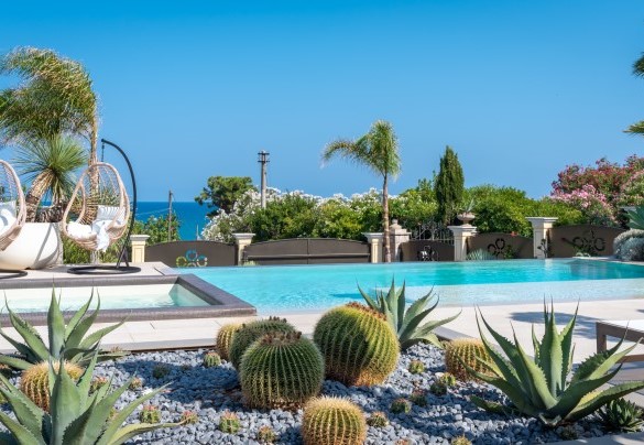 Swimming pool and Jacuzzi with the blue of the Tyrrhenian Sea in the background – Villa Callari