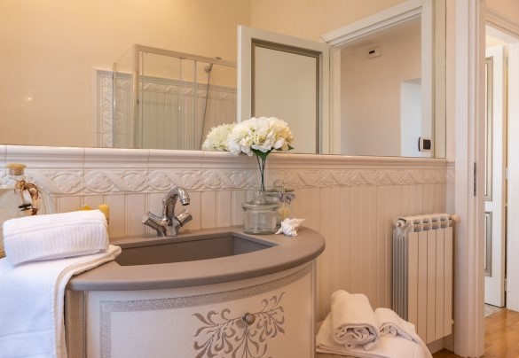 Bathroom n.1 with bathtub on the ground floor, adjacent to bedroom n.1 – Villa Callari