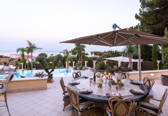 The lights of the sunset envelop the villa in a unique atmosphere – Villa Callari
