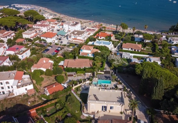 Bird’s eye view of the exclusive property a few meters from the beach – Villa Callari