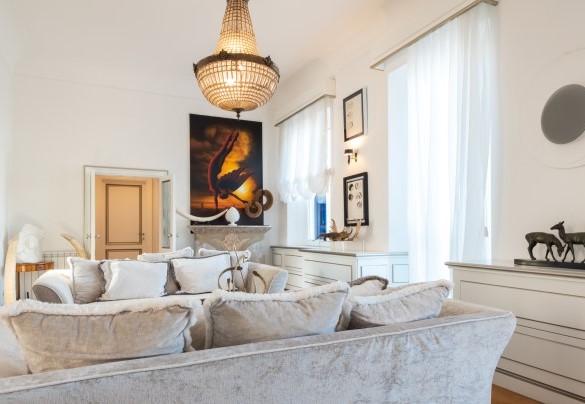 The elegant and bright living room with sofas, smart TV and dining area – Villa Callari