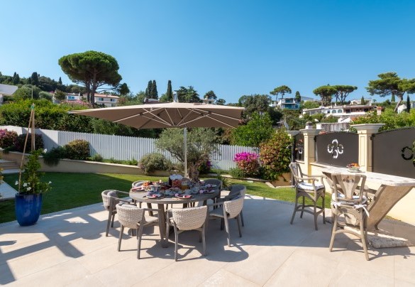 The fenced part around the house is about 700 square mt, almost entirely paved and with a small area of lawn – Villa Callari