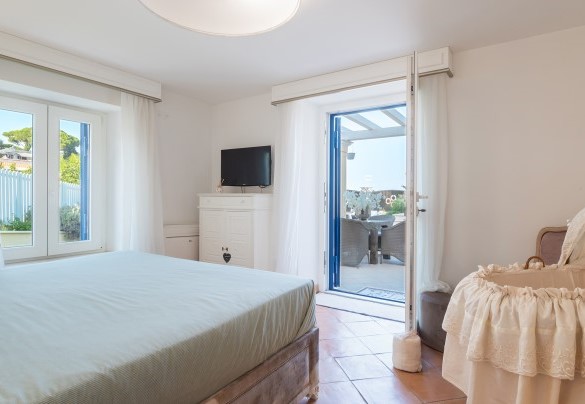 Double bedroom n.3 with direct access to the exclusive patio facing the pool - Villa Callari
