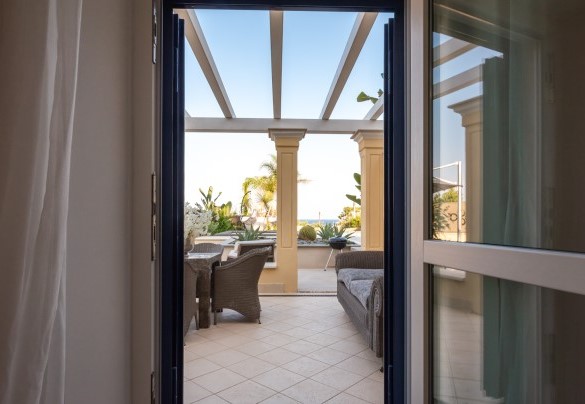 Double bedroom n.3 which, thanks to the external terraces, develops at the level of the swimming pool - Villa Callari