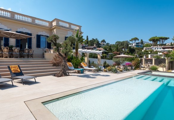 Swimming pool, Jacuzzi and solarium area equipped with sunbeds and umbrellas – Villa Callari