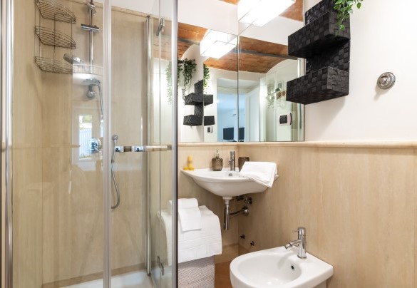 Bathroom n.3 with shower, en-suite to double bedroom n.3, basement – Villa Callari