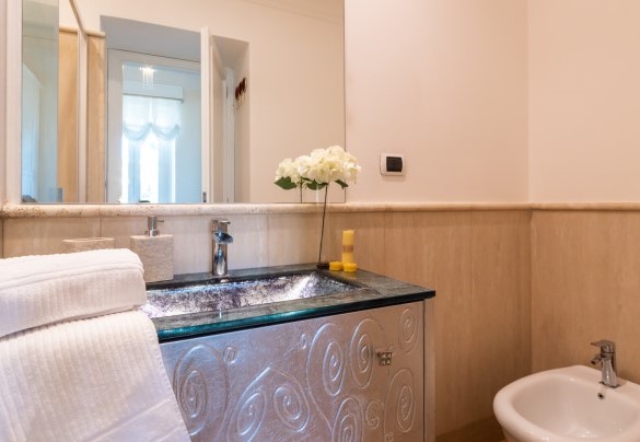 Bathroom n.2 with shower, en-suite to bedroom n.2, ground floor – Villa Callari