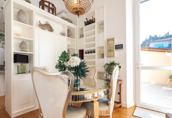 Small dining room adjacent to the kitchen and with direct access to the outside at the rear of the house - Villa Callari