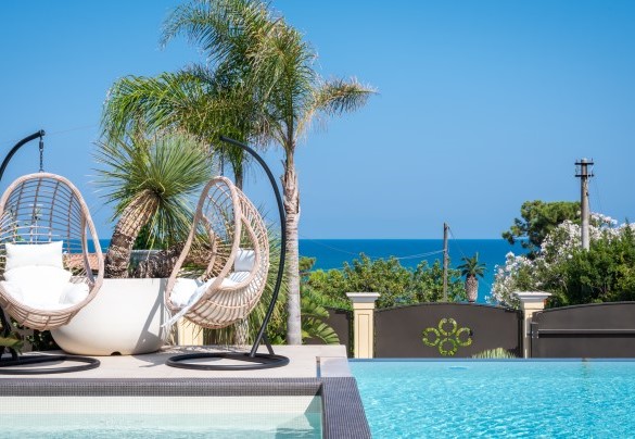 The blue of the sea in the background omnipresent to the view – Villa Callari