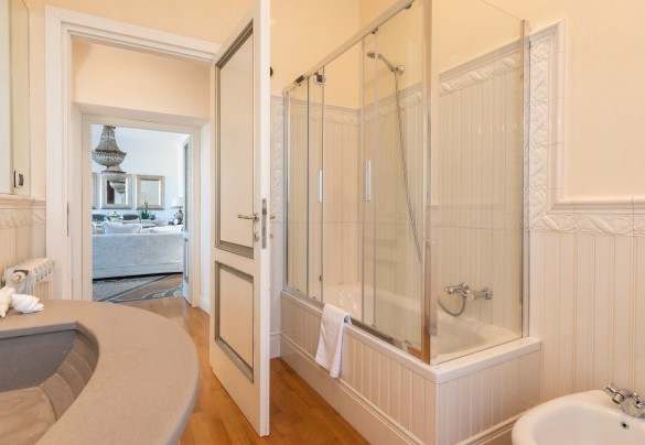 Bathroom n.1 with bathtub on the ground floor, adjacent to bedroom n.1 – Villa Callari