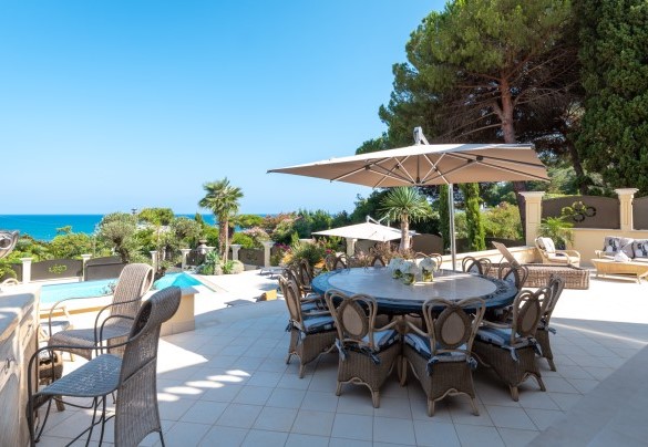 The elegantly furnished garden around the house is an invitation to relax and enjoy the sea view – Villa Callari