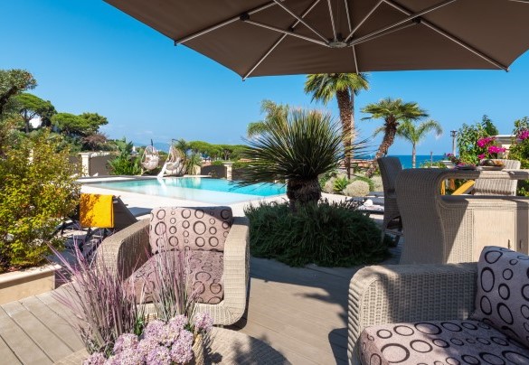 Elegant tables and sofas furnish the garden around the house and invite you to enjoy the view and the sea breeze – Villa Callari