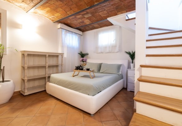 Cellar with original vaulted ceiling, used as double bedroom for two additional people – Villa Callari
