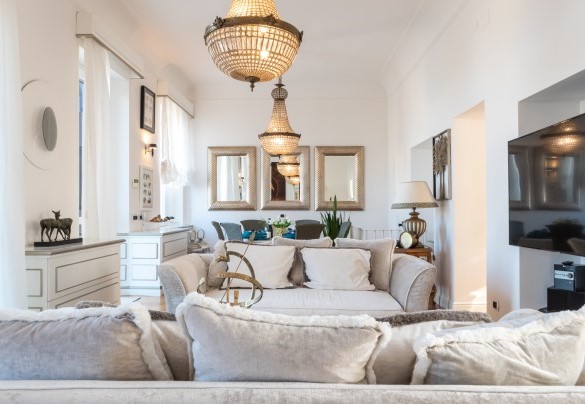 The elegant and bright living room with sofas, smart TV and dining area – Villa Callari