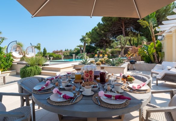 One of the tables outside, an ideal place for breakfast and aperitifs enjoying the sea breeze – Villa Callari