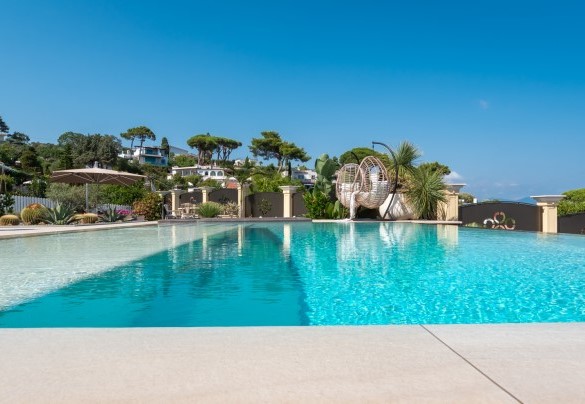 The panoramic infinity pool, purified with salt – Villa Callari