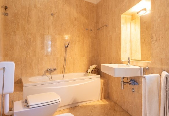 En suite bathroom n. 2 serving room n. 3 equipped with bathtub - Villa Calypso