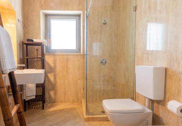 Bathroom with shower n. 1 serving bedrooms 1 and 2 - Villa Calypso