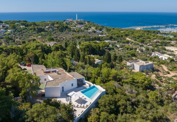 In an elevated position with a magnificent open view of the splendid sea of Santa Maria di Leuca, Villa Calypso combines the comfort of a modern villa with the warm atmosphere of the Mediterranean landscapes of Salento - Villa Calypso