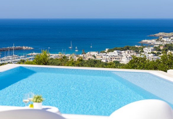 In an elevated position with a magnificent open view of the splendid sea of Santa Maria di Leuca, Villa Calypso combines the comfort of a modern villa with the warm atmosphere of the Mediterranean landscapes of Salento – Villa Calypso