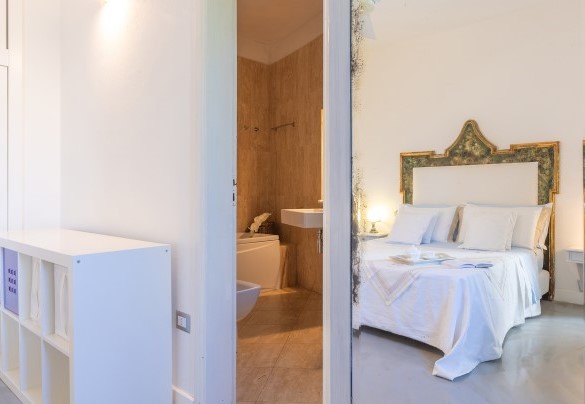 Double bedroom n. 3 with bathroom with en suite bathtub - Villa Calypso
