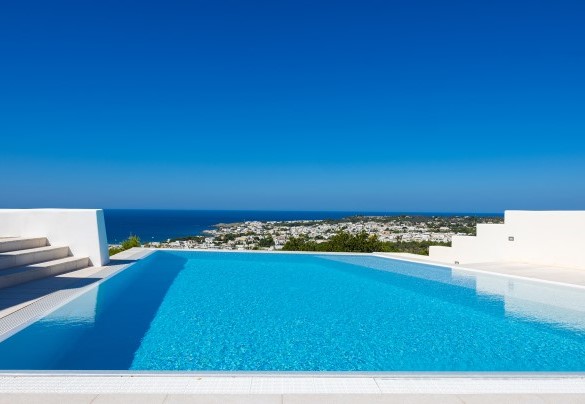 The swimming pool, overlooking a dazzlingly beautiful view, the pool, measuring 5.5 x 6.50 m with a constant depth of 1.60 m - Villa Calipso
