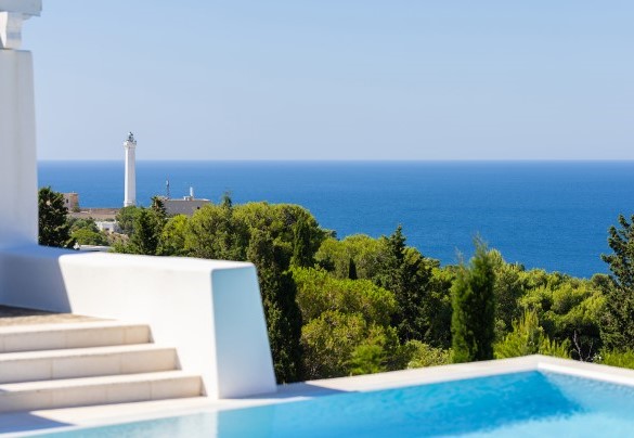 The view opens onto the sea of ​​Santa Maria di Leuca and the lighthouse, the second tallest in Europe - Villa Calypso