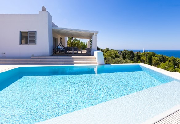 The swimming pool, overlooking a dazzlingly beautiful view, the pool, measuring 5.5 x 6.50 m with a constant depth of 1.60 m - Villa Calipso
