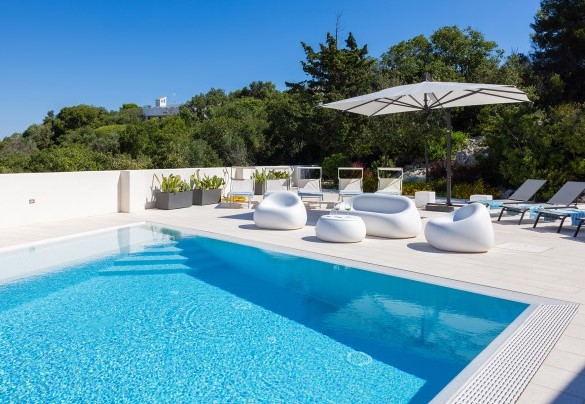 The surrounding solarium area is equipped with sunbeds, umbrellas and a stone sofa provided with comfortable cushions - Villa Calypso