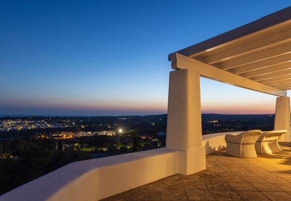On the top floor, outside the living area, is the covered outdoor dining area furnished with a large table and sitting area; from here a few steps lead to the solarium and the panoramic swimming pool – Villa Calypso