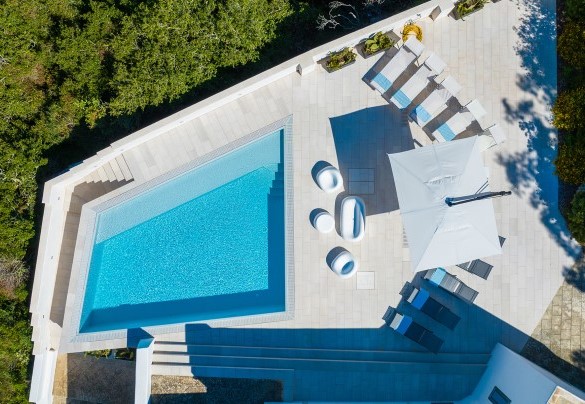 The pool is lined in PVC and has salt purification, internal lighting and three submerged steps for access to the water - Villa Calypso