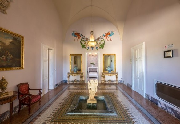 Large entrance hall with fountain served by a dressing room. Villa Capozza