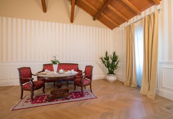 Salottino della suite Napoleone. Villa Capozza