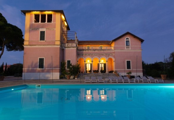 Main building is an Art Nouveau-style villa with 7 suites, all with en-suite bathroom with shower, as well as numerous living areas where you can spend moments of absolute relaxation. Villa Capozza