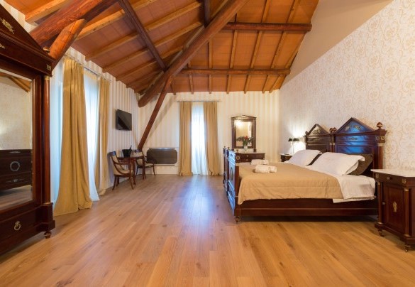 The Napoleon suite on the upper floor (with king size bed and bathroom with tub), furnished with fine early 19th century furniture and also equipped with a sitting room. Villa Capozza