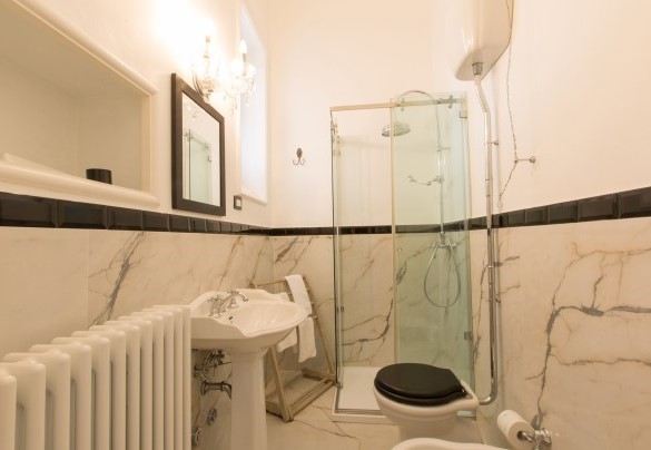 Bathroom with shower in the Provenzale suite. Villa Capozza