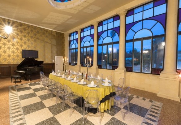 Elegant and refined dining room in the winter garden. Villa Capozza