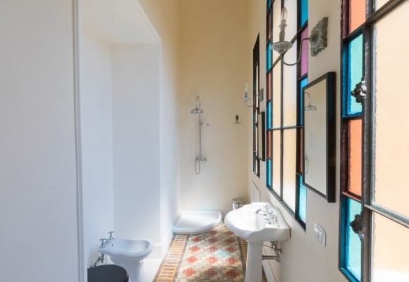 En suite bathroom with shower in the Verde suite located on the ground floor. Villa Capozza