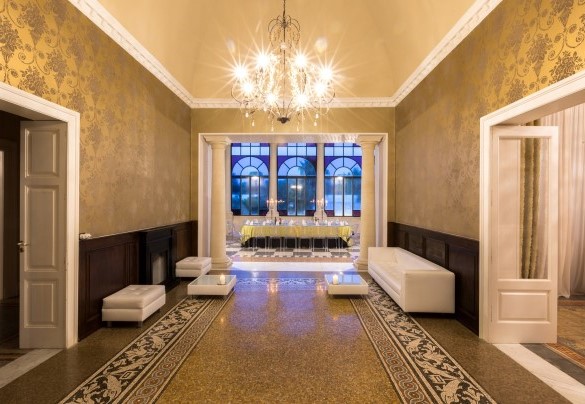 The hall of Fishes that invites you to the majestic winter garden. Villa Capozza