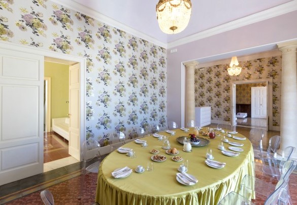 The hall of Flowers is a delightful dining room with an impressive fireplace in Lecce stone. Villa Capozza